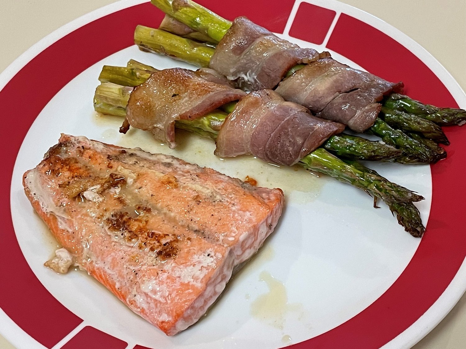 Fried Salmon Filets with Seasoned White Wine Sauce